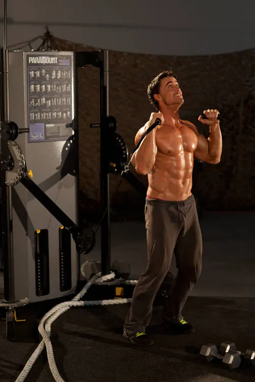 Alternating Cable Shoulder Press, starting position