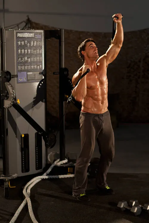 Alternating Cable Shoulder Press, finishing position