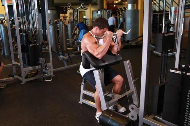 Cable Preacher Curl, finishing position