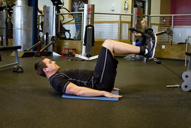 Cable Reverse Crunch, finishing position