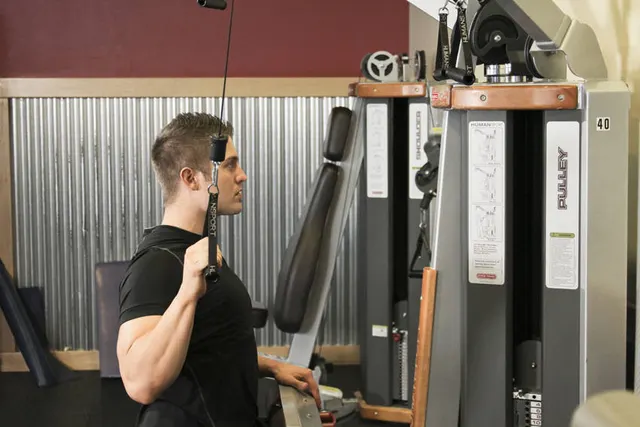 One Arm Lat Pulldown, finishing position