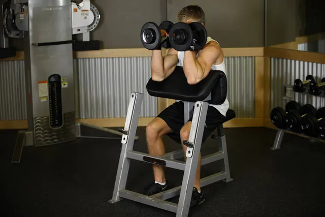 Preacher Hammer Dumbbell Curl, finishing position